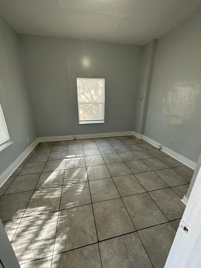 Building Photo - Fully renovated 2/1 single family residenc...