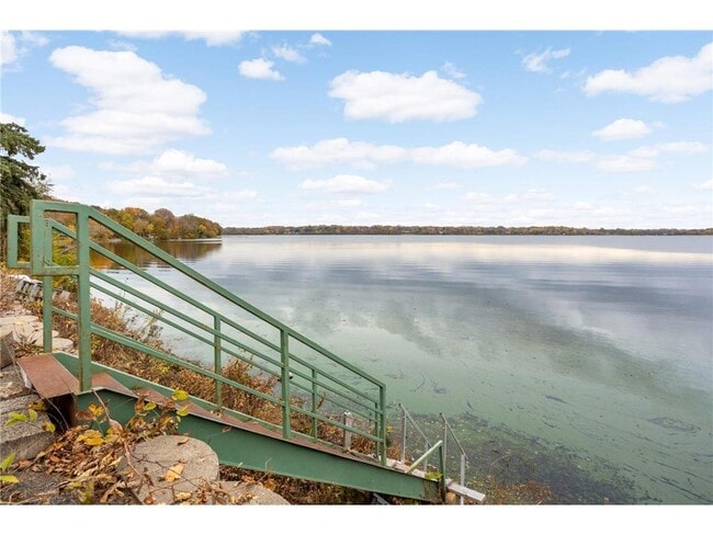 Building Photo - 2331 W Medicine Lake Dr