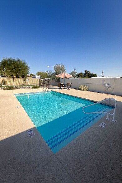 Building Photo - 6606 W Paradise Ln