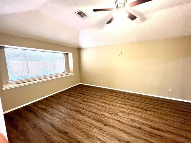 Building Photo - 4007 Lotus Dr
