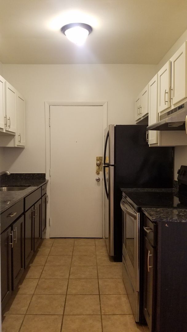 Building Photo - East Rogers Park One Bedroom *Income Guide...