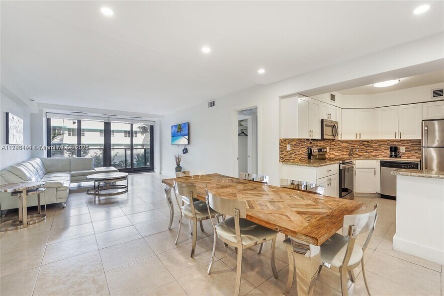 Primary Photo - 5225 Collins Ave