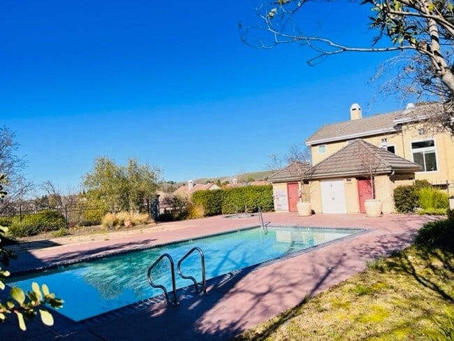 Building Photo - Gorgeous Two (2) Suites--- Executive Style 2BD/2.5BA + Loft, Two-Story TH at The Lake at Canyon L...