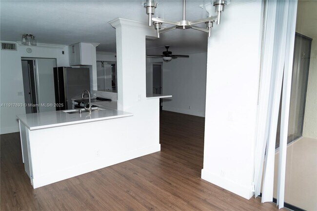 Building Photo - 105 Lake Emerald Dr