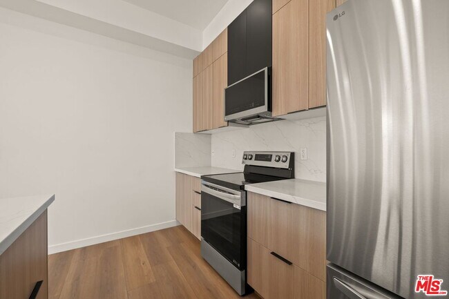 Building Photo - 257 S Park View St