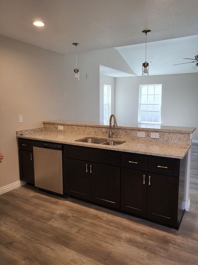 Building Photo - 3 bedroom, 2 bath house in Webb City!