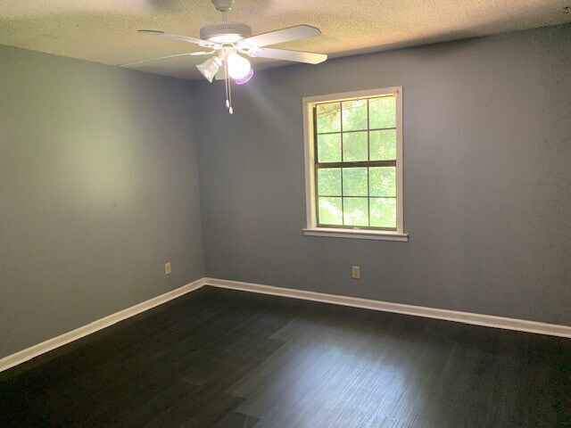 Building Photo - Large secluded 4 bedroom/2 bath in Blude Ridge Estates