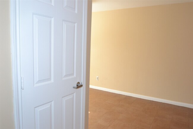 Building Photo - 304 Dell Ct