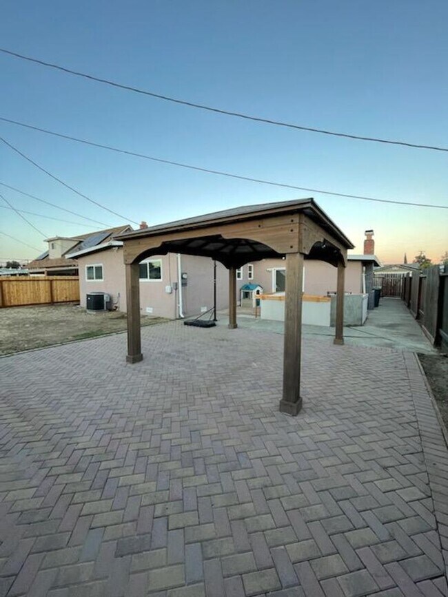 Building Photo - Beautifully Updated 3 Bed, 2 Bath Single S...