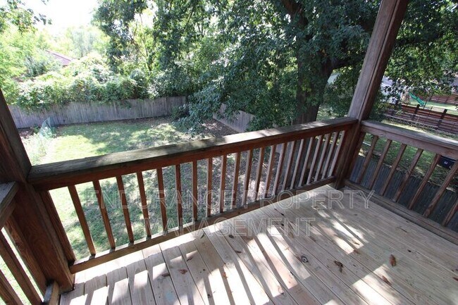 Building Photo - 2539 Melrose Ave