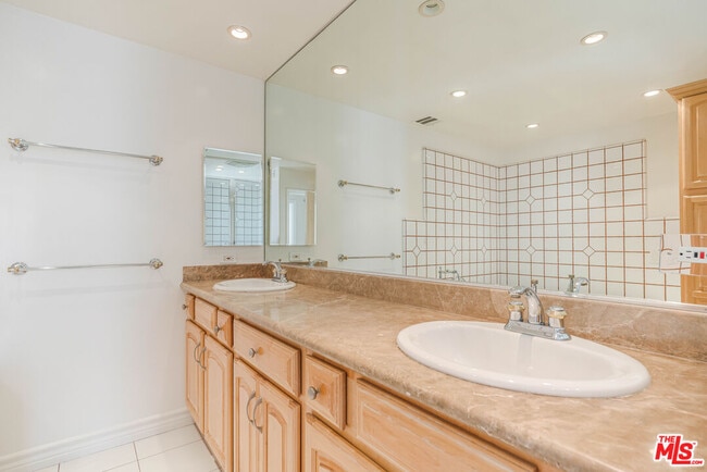 Building Photo - 17241 Palisades Cir