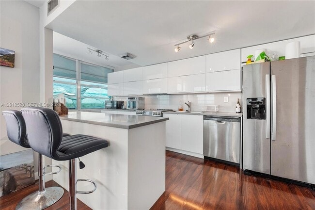 Building Photo - 18011 Biscayne Blvd