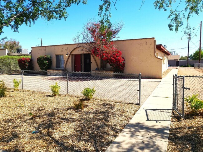 Primary Photo - 1327 W 5th St