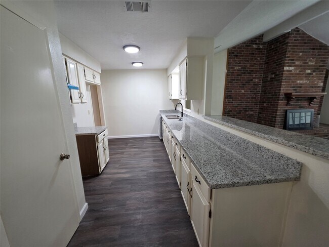 Building Photo - 4860 Kentington Dr