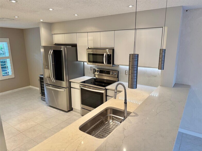 Building Photo - 1654 SW 109th Ter