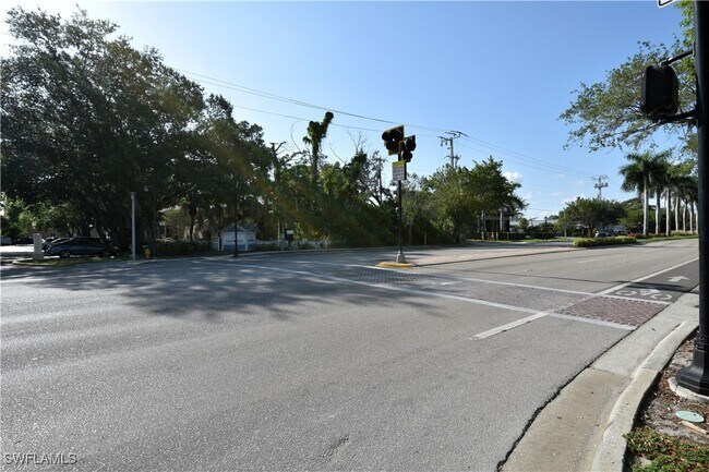 Building Photo - 3461 Lakeview Dr