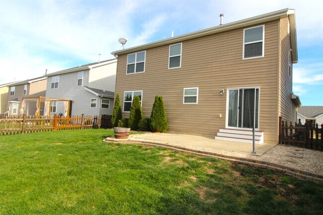 Building Photo - 221 Pecan Bluffs Dr