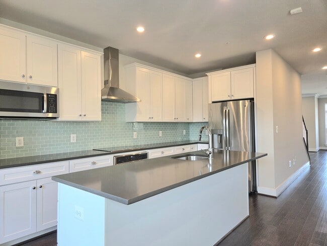 Building Photo - 820 Fern Pl NW