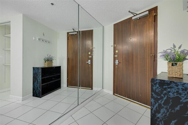 Building Photo - 7430 Sunshine Skyway Ln S