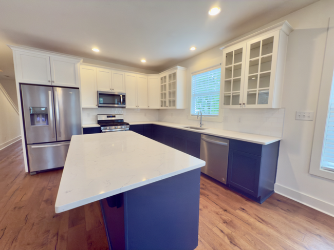 Building Photo - Beautiful 3 bed 3 bath WALKABLE to restaur...