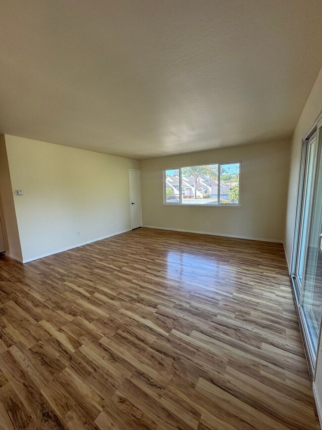Building Photo - 455 Plum St