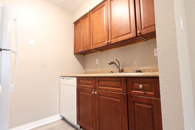 Building Photo - 1 Bedroom Apartment