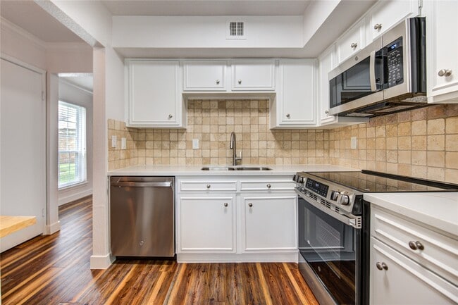 Building Photo - 2002 Gentryside Dr