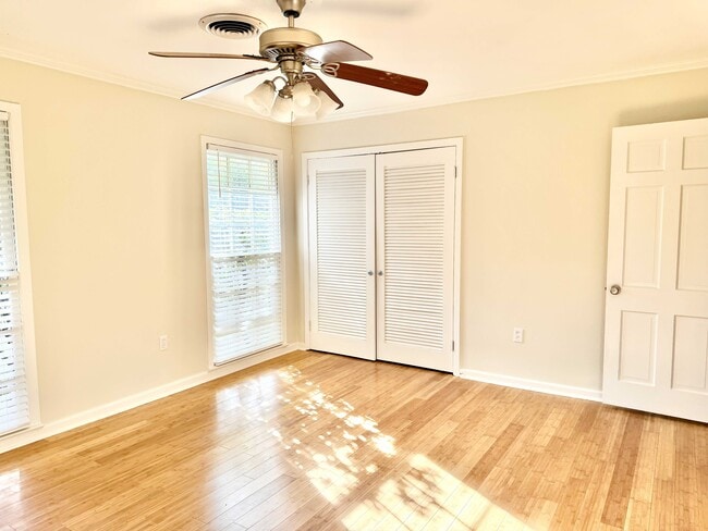 Building Photo - 4647 Loyola Dr