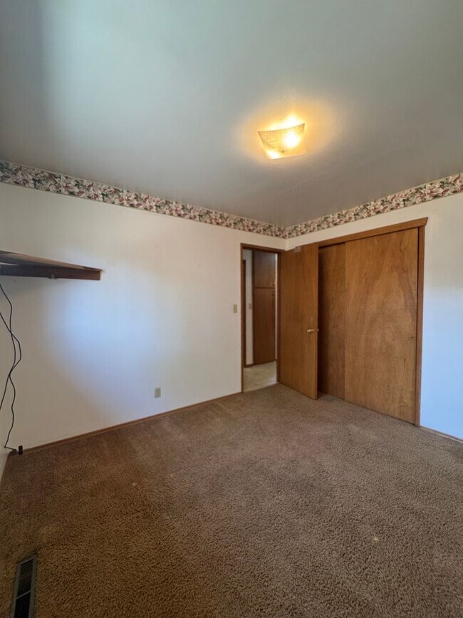 Building Photo - Spacious Home Near Hospital