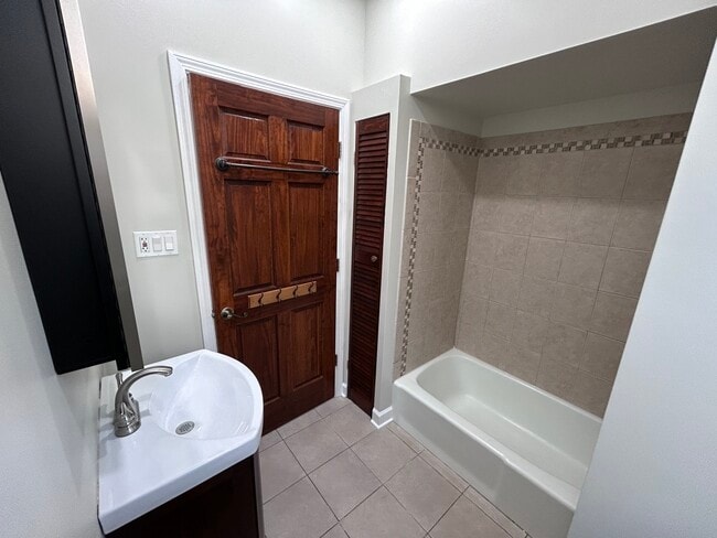 Building Photo - 720 N Throop St