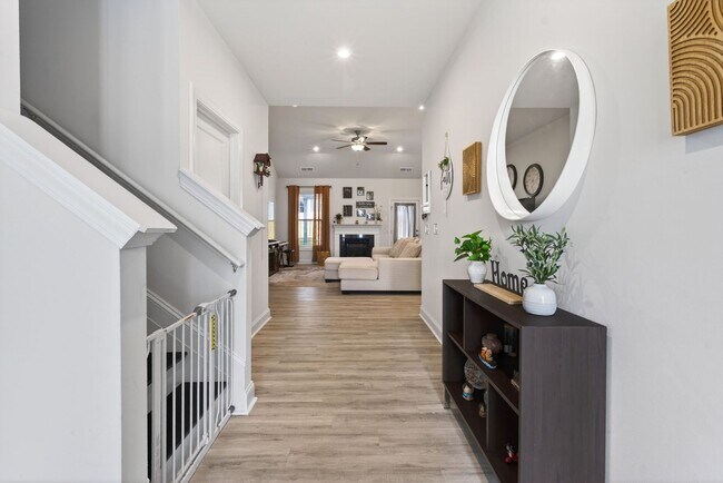 Building Photo - Like New 4BR Ranch with Modern Finishes & Prime Location in Elgin