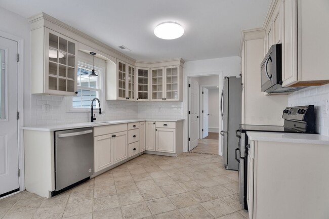 Building Photo - Gorgeous 4 bedroom, 3 1/2 bathroom home wi...