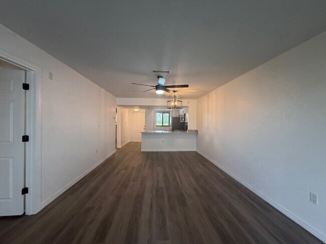 Building Photo - "Charming 2-Bed, 2-Bath Condo Retreat in Punta Gorda's Prime Location - 950 Sq Ft of Comfort!"