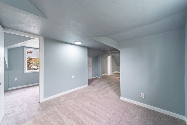 Building Photo - 409 Racine St