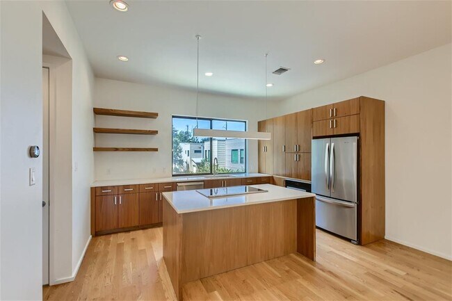 Building Photo - 707 Cardinal Ln