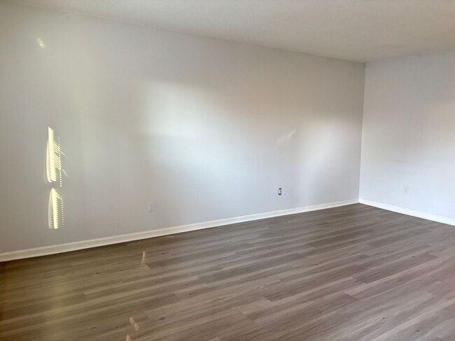 Building Photo - MOVE IN SPECIAL: 2 Bedroom, 1.5 Bathroom Condo in Winston-Salem!