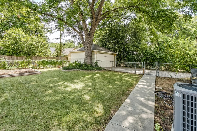 Building Photo - Ready for New Students- 2 Bed, 1 Bath Tudor Home Minutes from TCU- 76109