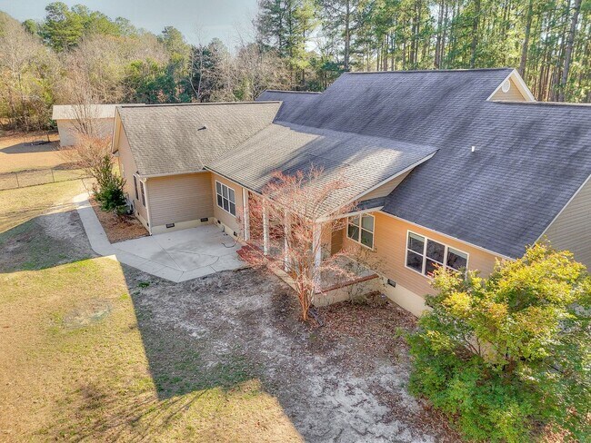 Building Photo - Large House on 3.5 Acres in Harlem