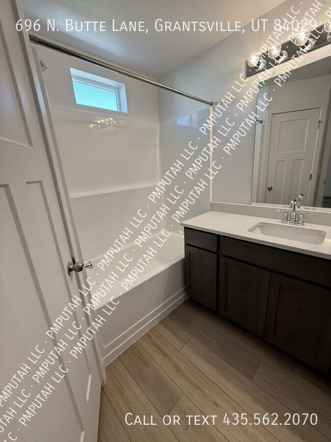 Building Photo - 696 Butte Ln