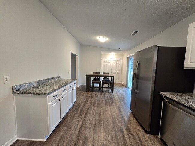 Building Photo - 620 Rainbow Dr