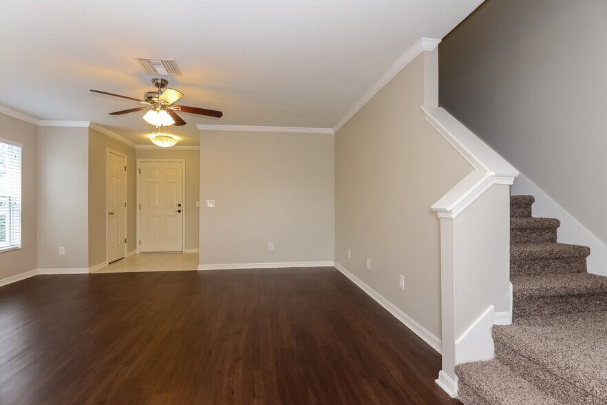 Building Photo - 11015 Golden Silence Dr