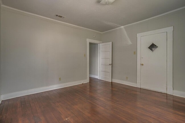 Building Photo - Large 4 Bed, 2 Bath in the heart of Histor...