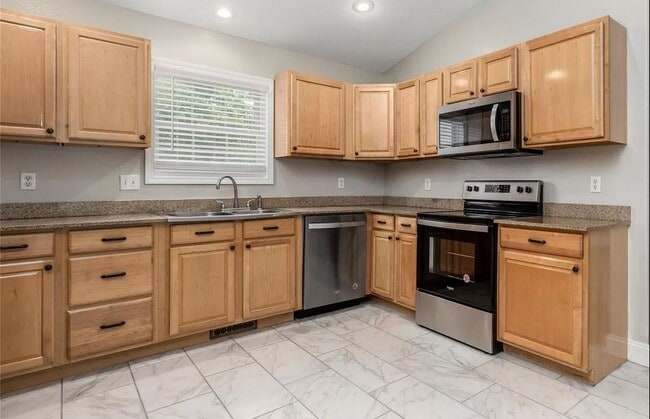 Building Photo - 5 Bedroom Home Located in Waynesville, MO!