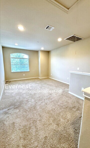 Building Photo - 2880 Donnell Dr