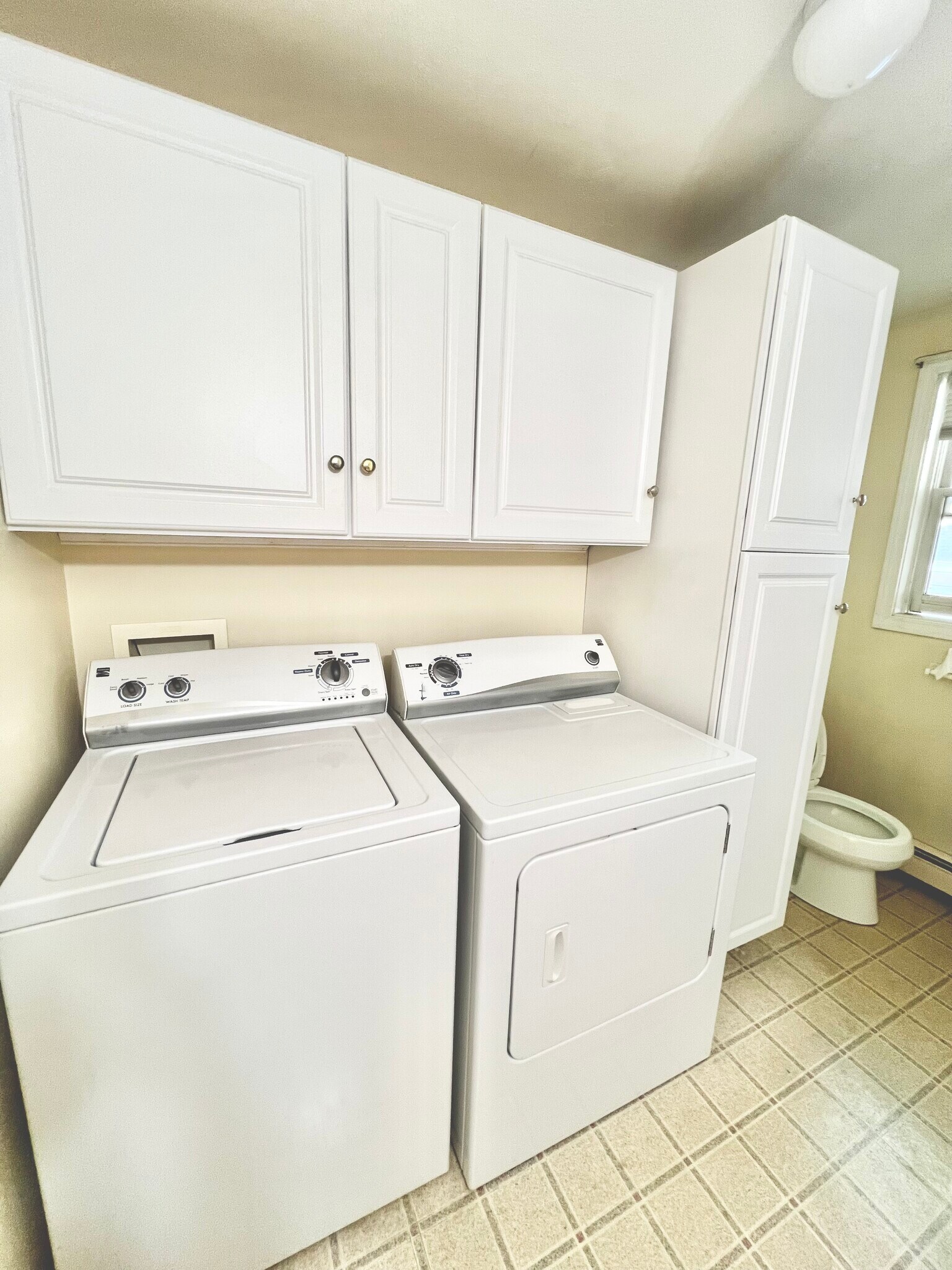 Building Photo - 553 Dix St