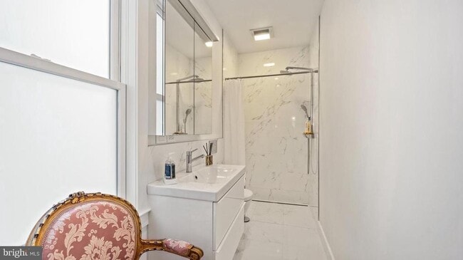 Building Photo - 28 Bank St