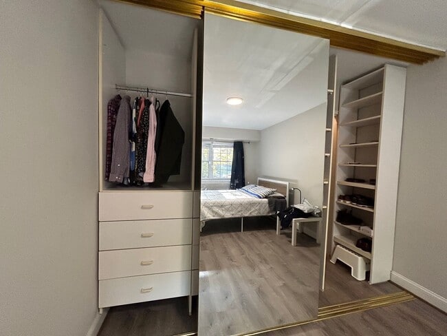 Building Photo - Exceptional Location 1 Bedroom 1 Bathroom Condo Newly remodeled