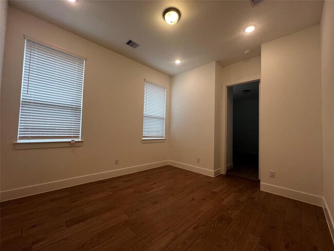 Building Photo - 10923 Cres Spg Dr