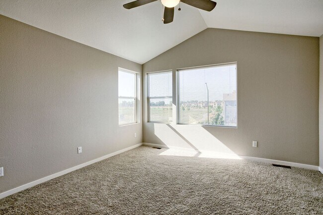 Building Photo - Beautiful 3 Bedroom Townhome in Mosaic