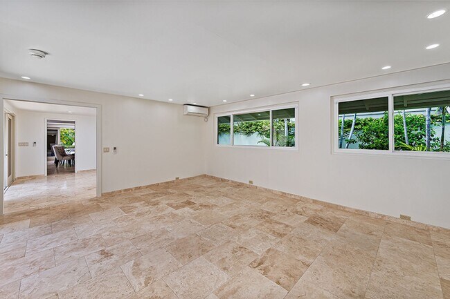 Building Photo - 5 BR Executive Home with Pool in prestigious Kahala! Pet Friendly!